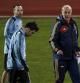 El seleccionador español, Vicente del Bosque junto a varios de sus jugadores, durante el entrenamiento realizado el miércoles