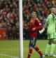 El delantero de la selección española David Villa y el portero de Finlandia Niki Mäenpää