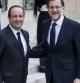 El presidente francés François Hollande (izda) recibe al presidente del Gobierno español, Mariano Rajoy, a su llegada al Palacio del Elíseo de París, Francia, el 26 de marzo del 2013, donde mantuvieron su tercer encuentro bilateral