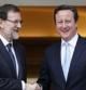 El presidente del Gobierno, Mariano Rajoy y el primer ministro británico, David Cameron, se saludan en el Palacio de La Moncloa