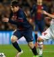 Lionel Messi encara a Verratti en el partido ante el PSG