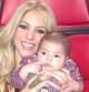 Shakira sostiene en brazos a Milan durante una emisión de 'The Voice'