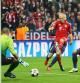 Victor Valdes intenta detener un disparo de Arjen Robben