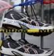 Fotografía que muestra dos zapatillas de deporte atadas a una valla, en memoria de las víctimas de los atentados de Boston, en Boston, Massachusetts, Estados Unidos