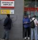 Cola de personas en paro en una oficina de empleo en Madrid