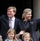 Guillermo-Alejandro y Máxima, junto a sus tres hijas, en el ensayo general antes de su coronación como Reyes de Holanda