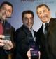 El chef Joan Roca, a la derecha, junto a sus hermanos Jordi (centro) y Josep (izquierda), con el trofeo que acredita al Celler de Can Roca como mejor restaurante del mundo 2013