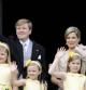 El nuevo rey Guillermo-Alejandro de Holanda (izq), su esposa, la reina consorte Máxima (dcha), y sus hijas las princesas (de izq a der) Catalina-Amalia, Ariane y Alexia saludan a los ciudadanos desde el balcón del Palacio Real en la Plaza Dam de Ámsterdam (Holanda)