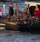 El rey Guillermo-Alejandro de Holanda, la reina Máxima, la princesa heredera Amalia, y el alcalde de Amsterdam, Eberhad van der Laan, saludan a los espectadores durante su paseo en barco por el río Ij