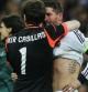 Iker Casillas consuela a Sergio Ramos tras quedar eliminado el Real Madrid frente al Borussia Dortmund en semifinales de la Liga de Campeones