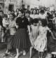 En la fotografía, la bailarina CarmenAmaya visita en 1952 el barrio de las barracas del somorostro en la playa de la Barceloneta