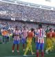Los jugadores del Atlético de Madrid hacen pasillo a los del Barça