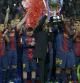 Tito Vilanova y Eric Abidal alzan el trofeo de la Liga en el Camp Nou