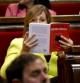 La presidenta del PPC, Alícia Sánchez-Camacho, ojea el libro del dirigente del PSC, Maurici Lucena en el Parlament