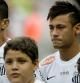 Neymar llora durante el himno nacional brasileño previo a jugar su último partido en el Santos frente al Flamengo
