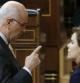 La vicepresidenta del Gobierno, Soraya Sáenz de Santamaría (d), conversa con el portavoz de CiU, José Antonio Duran i Lleida, durante el pleno del Congreso.