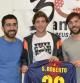 Sergi Roberto posa amb Pau Morales i Roger Ciurana, president i cap de colla dels Xiquets de Reus