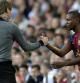 Eric Abidal encaja su mano con la de Tito Vilanova justo antes de jugar sus últimos minutos con el Barça
