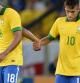 Neymar felicita a Paulinho por su gol ante Inglaterra