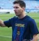 Leo Messi sale del Vicente Calderón con la camiseta de campeón de Liga
