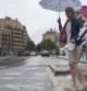 Los turistas se vieron sorprendidos por la intensa lluvia que ha caído en los aledaños de la Sagrada Familia