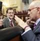 El portavoz de CiU en el Congreso, Josep Antoni Duran Lleida, conversa con la vicepresidenta del Gobierno, Soraya Sáenz de Santamaría, frente al presidente Mariano Rajoy, en el Congreso.