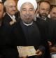 El candidato presidencial Hasan Rohani muestra su pasaporte antes de ejercer su derecho al voto en la mezquita Imam-Reza en Teherán
