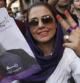 Una joven celebra la elección del moderado Rohani como nuevo presidente de Irán