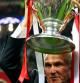 Jupp Heynckes levanta la Copa de Europa conseguida al frente del Bayern en Wembley