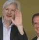 El ministro de exteriores ecuatoriano, Ricardo Patiño, y Julian Assange, fundador de Wikileaks, en la embajada de Ecuador en Londres.