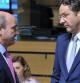 El ministro de Economía y Competitividad español, Luis de Guindos, conversa con el presidente del Eurogrupo, el ministro de Finanzas holandés Jeroen Dijsselbloem