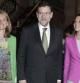 El jefe del Ejecutivo, Mariano Rajoy (c), con la secretaria general del PP, María Dolores de Cospedal, y la presidenta del PP del País Vasco, Arantza Quiroga, a quien ha presentado en una conferencia en el Fórum Europa, su primer acto público en Madrid desde que asumió el cargo como líder del PP vasco.