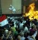 Varios detractores de Mursi prenden fuego a la oficina de la hermandad musulmana en Alejandría