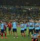 Los jugadores de la selección española observan como los de Brasil celebran su victoria