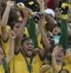 El delantero de la selección brasileña Neymar, en el centro, levanta el trofeo, tras vencer a España en la final de la Copa Confederaciones 2013 disputada en el estadio de Maracaná, en Río de Janeiro