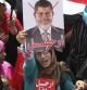 Una opositora del presidente egipcio Mohamed Mursi muestra una pancarta con el rostro de Mursi tachado, durante una manifestación en la plaza Tahrir