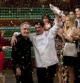 Juan Manuel recibe el trofeo que le acredita como MasterChef de manos de Ferran Adrià