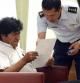 El presidente de Bolivia, Evo Morales, conversa con un piloto en una sala del aeropuerto de Viena