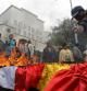 Seguidores del presidente de Bolivia, Evo Morales, queman las banderas de España y Portugal