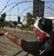 Manifestantes a favor de Mohamed Morsi protestan ante una alambrada frente al cuartel de la Guardia Republicana de El Cairo