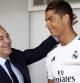Florentino Pérez saluda a Cristiano Ronaldo