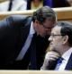 El presidente del Gobierno, Mariano Rajoy, escucha al portavoz del PP en el Congreso, Alfonso Alonso, tras su comparecencia hoy ante el pleno del Congreso