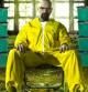 Walter White (Bryan Cranston), con el mono amarillo que usa para 'cocinar' metanfetamina azul
