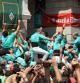 L'eufòria dels Castellers de Vilafranca després de descarregar el tres de deu amb folre i manilles