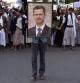 Un yemení chiíta sujeta una fotografía del presidente sirio, Bachar el Assad, durante una protesta contra un posible ataque militar en Siria