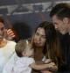 El futbolista Gareth Bale junto a su novia, Emma Rhys Jones, y la hija de ambos Alba Violet Jones durante la presentació del nuevo fichaje del Real Madrid en el Bernabeu