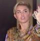 Miley Cyrus haciendo una peineta a la prensa