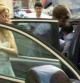 La imagen de Shakira entrando en un coche -presumiblemente tras haber bautizado a su hijo Milan- mientras Piqué acomoda al bebé en la parte trasera del vehículo