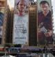 Cartel publicitario de Grand Theft Auto V en un hotel de Los Angeles