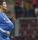 El delantero portugués del Real Madrid, Cristiano Ronaldo, sale del campo con el balón tras conseguir marcar tres goles ante el Galatasaray, en el primer partido del grupo B de la Liga de Campeones disputado en Estambul, Turquía, el 17 de septiembre del 2013